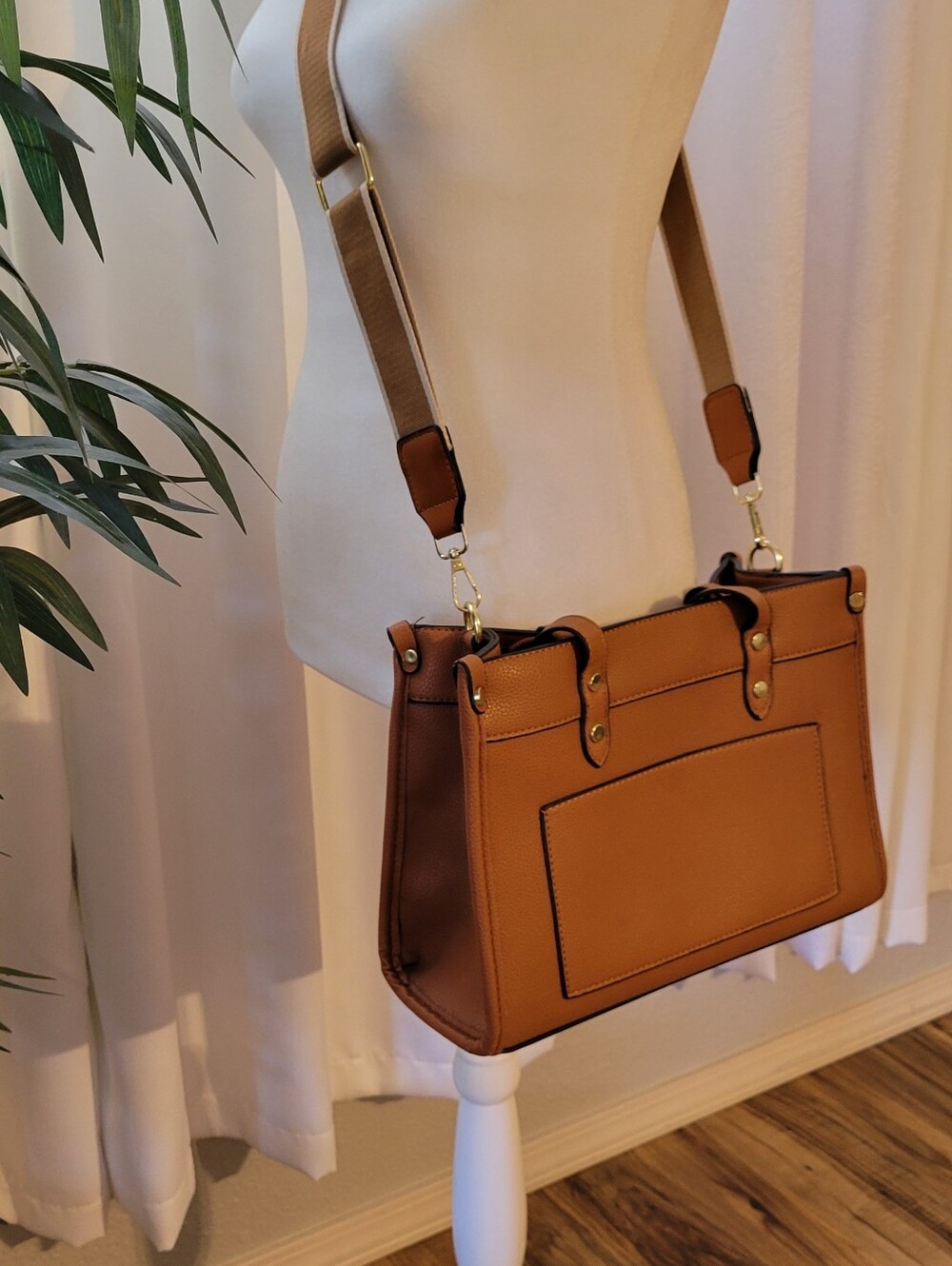 Classic Tan Structured Handbag with Adjustable Crossbody Strap